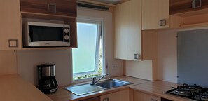 Een koelkast, een microgolfoven, een oven, een kookplaat