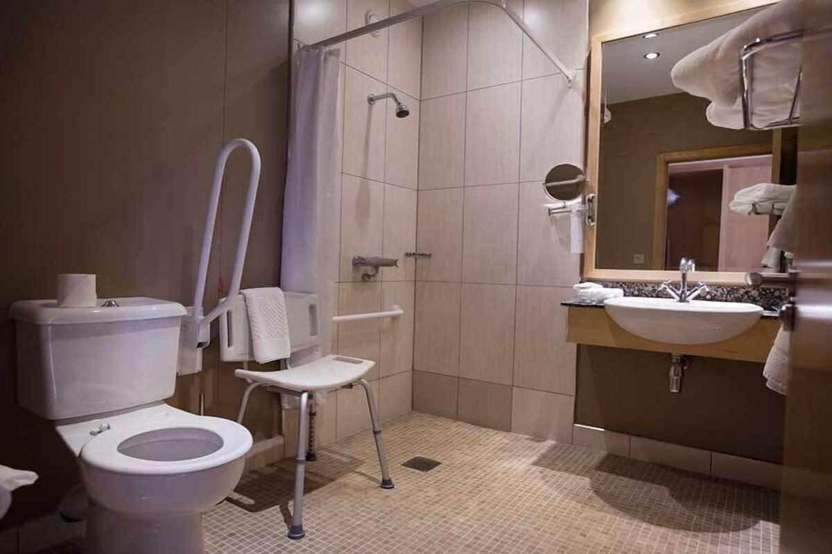 bathroom | combined shower/bathtub, hair dryer, towels