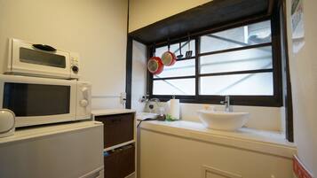 Private Vacation Home | Private kitchenette | Mini-fridge, microwave, stovetop, electric kettle