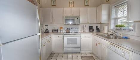 冷蔵庫、電子レンジ、オーブン、コンロ