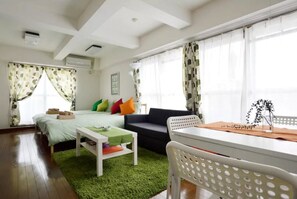 Zimmer (Apartment 702) | Schreibtisch, Bügeleisen/Bügelbrett, kostenloses WLAN