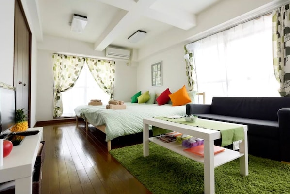 Zimmer (Apartment 702) | Schreibtisch, Bügeleisen/Bügelbrett, kostenloses WLAN