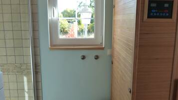 Dusche, Haartrockner, Handtücher
