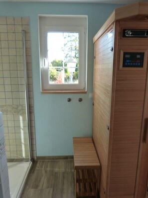 Shower, hair dryer, towels - Cozy apartment (2+2) with wellness factor in the lake paradise - Langes Haus Lychen (Lychen)