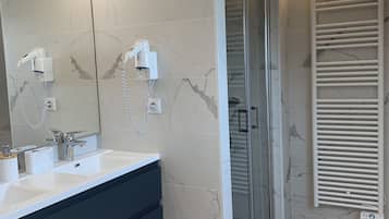 Combined shower/bathtub, hair dryer, towels, toilet paper