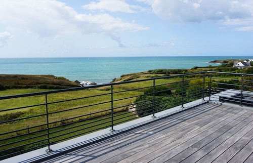 Villa FEUNTEUN vue exceptionnelle sur l'océan !