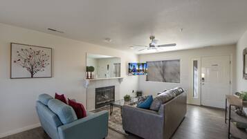 Télévision, cheminée, table de tennis de table, livres