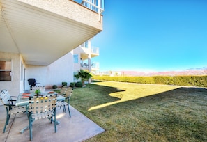 Outdoor dining - Las Palmas Resort 704, Newly Renovated Main level 3 bd unit, Close to pool + More (St. George)