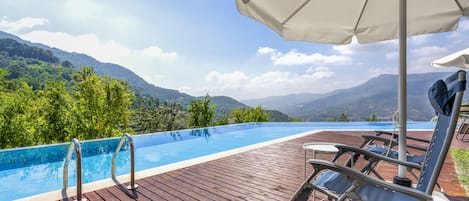 Una piscina al aire libre de temporada (de 08:00 a 19:00), sombrillas