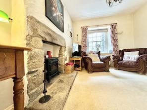 Smart TV, fireplace, books, stereo