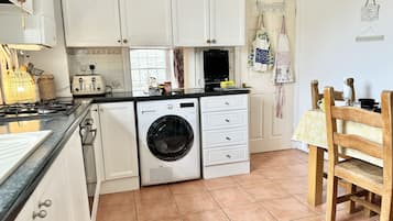 Fridge, oven, stovetop, coffee/tea maker