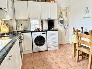 Kühlschrank, Ofen, Herdplatte, Wasserkocher mit Kaffee-/Teezubehör