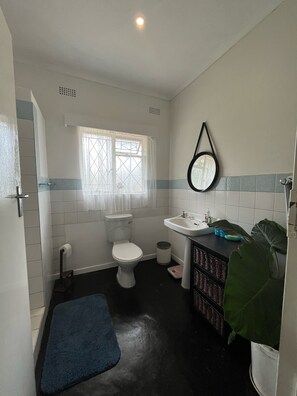 Bathtub, towels, soap, shampoo - G & I House - Self Catering with 24/7 Security, On-site Assistant & Solar Backup (Greendale)