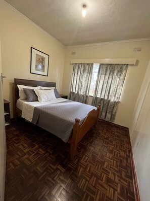 3 bedrooms, in-room safe, iron/ironing board, free WiFi - G & I House - Self Catering with 24/7 Security, On-site Assistant & Solar Backup (Greendale)