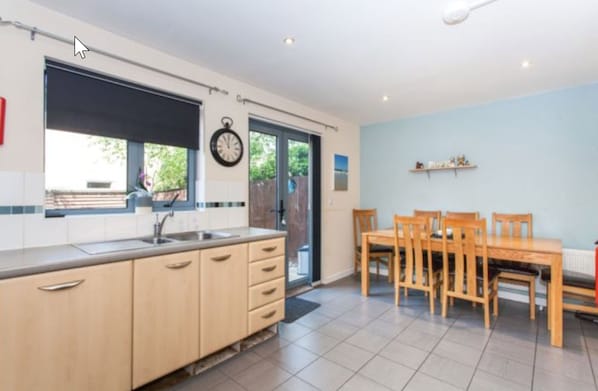 Apartment | Private kitchen | Full-sized fridge, oven, stovetop, electric kettle - Rustat Gold (Cambridge)