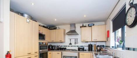 Apartment | Private kitchen | Full-size fridge, oven, stovetop, electric kettle