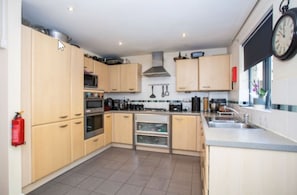 Apartment | Private kitchen | Full-sized fridge, oven, stovetop, electric kettle - Rustat Gold (Cambridge)