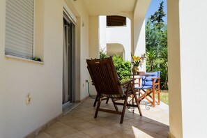 Terrace/patio - Family House near the Beach (Marathon)