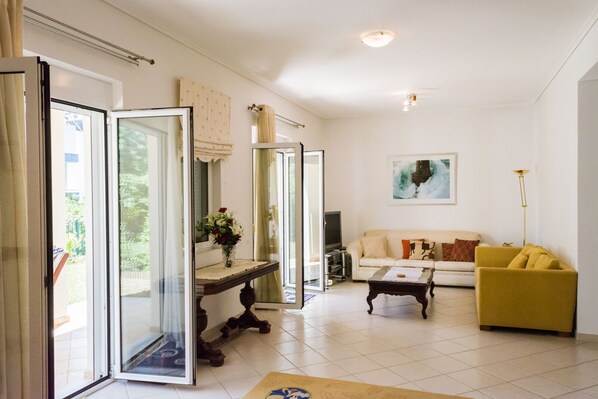 Maison, 3 chambres | Aire de séjour | Téléviseur, foyer