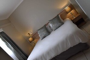 Deluxe-rum | Värdeförvaringsskåp på rummet, skrivbord och strykjärn/strykbräda