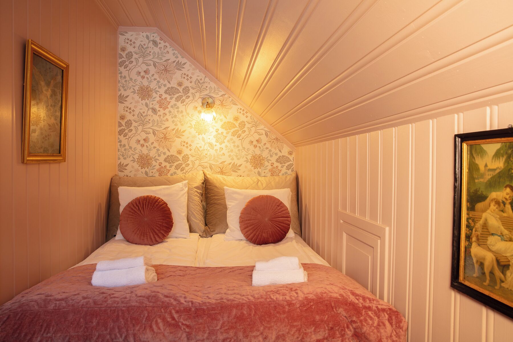 Quarto casal básico (Setålen, nr 4) | Edredons de pluma, cortinas blackout, Wi-Fi de cortesia, roupa de cama