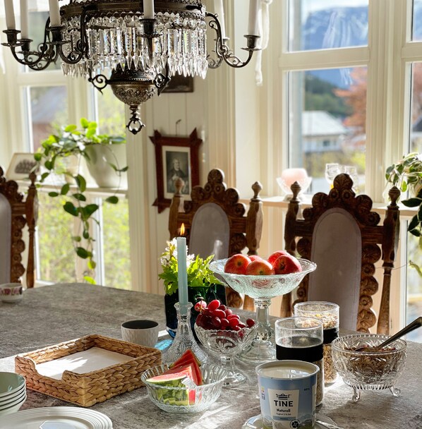 Free daily buffet breakfast - Villa Solvorn (Luster)