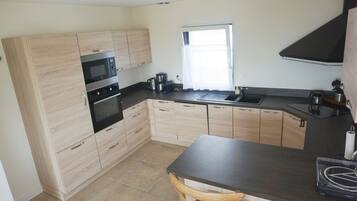 Een koelkast, een microgolfoven, een oven, een kookplaat