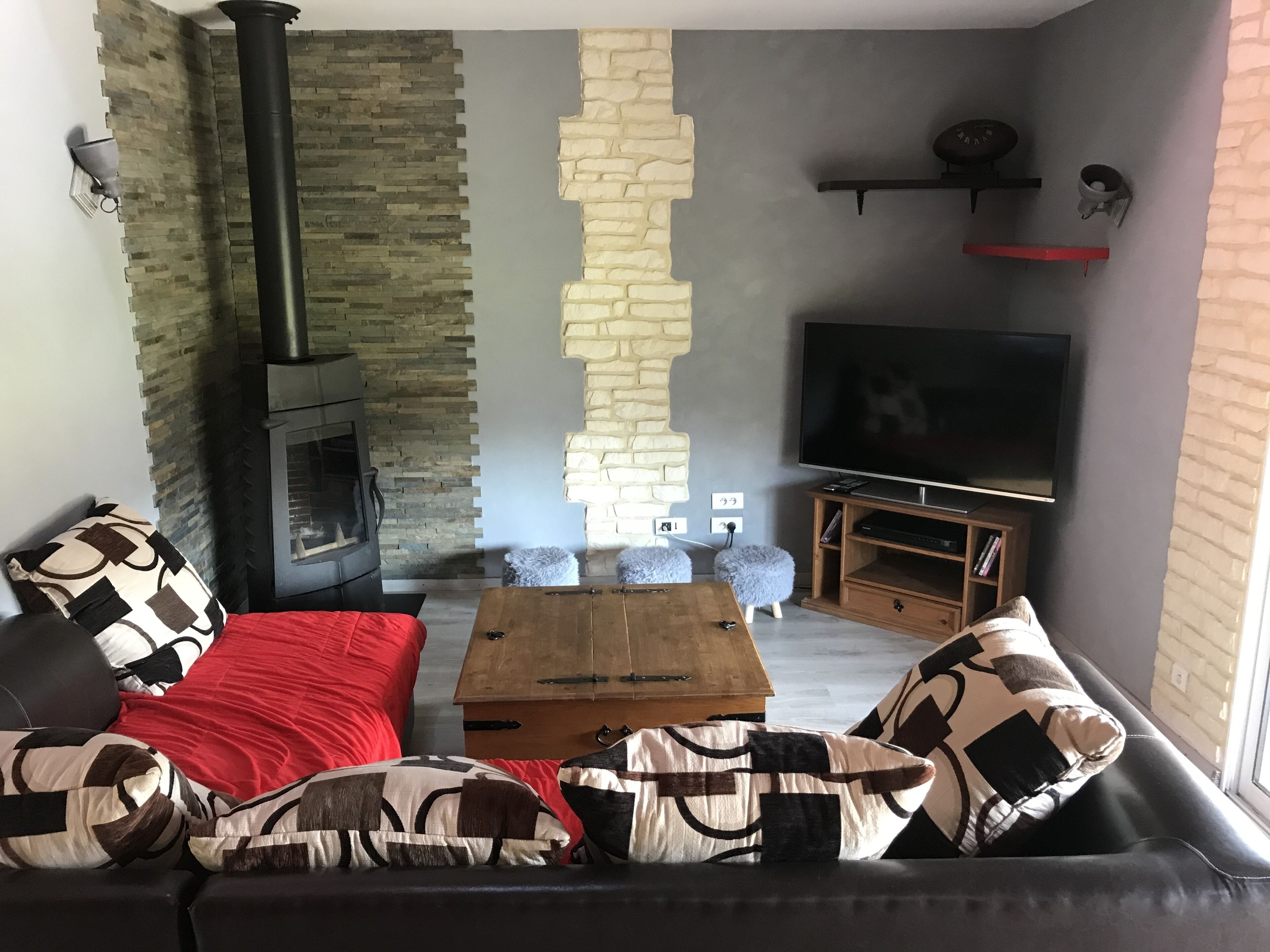 Téléviseur, table de ping-pong