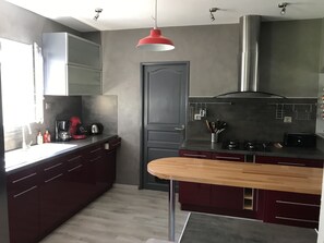 Fridge, microwave, oven, stovetop - Holidays in the heart of castles, private pool (Saint Cybranet)