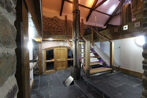 Badewanne, Haartrockner, Handtücher, Seife