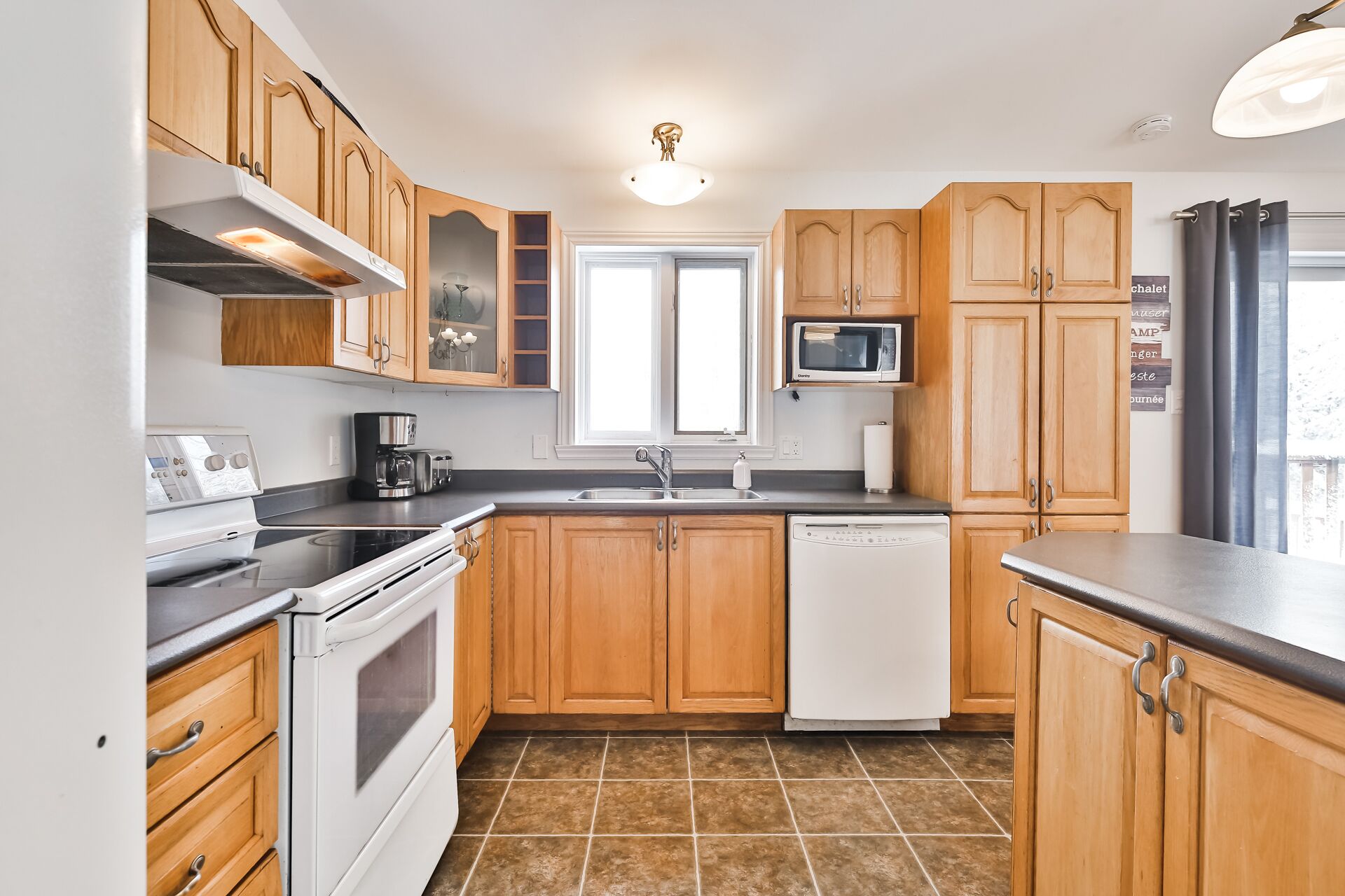 GORGEOUS quiet cottage ~ Ski ~ Snowshoeing ~ Family