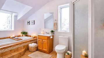 Ducha, bañera de hidromasaje, secador de pelo y toallas