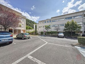 Property grounds - Charming 1BR Apartment with Terrace, Air Conditioning, Parking, Near Lamalou-les-Bains Spa (Lamalou-les-Bains)