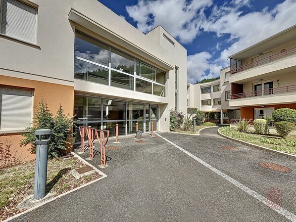 Exterior - Charming 1BR Apartment with Terrace, Air Conditioning, Parking, Near Lamalou-les-Bains Spa (Lamalou-les-Bains)