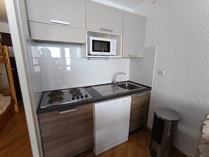 Réfrigérateur, micro-ondes, lave-vaisselle, chaise haute