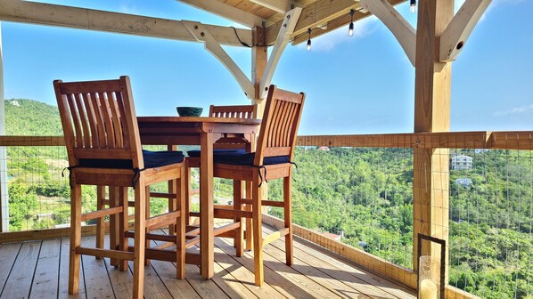 تناول الطعام بالخارج