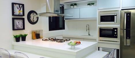 Microondas, horno, lavavajillas