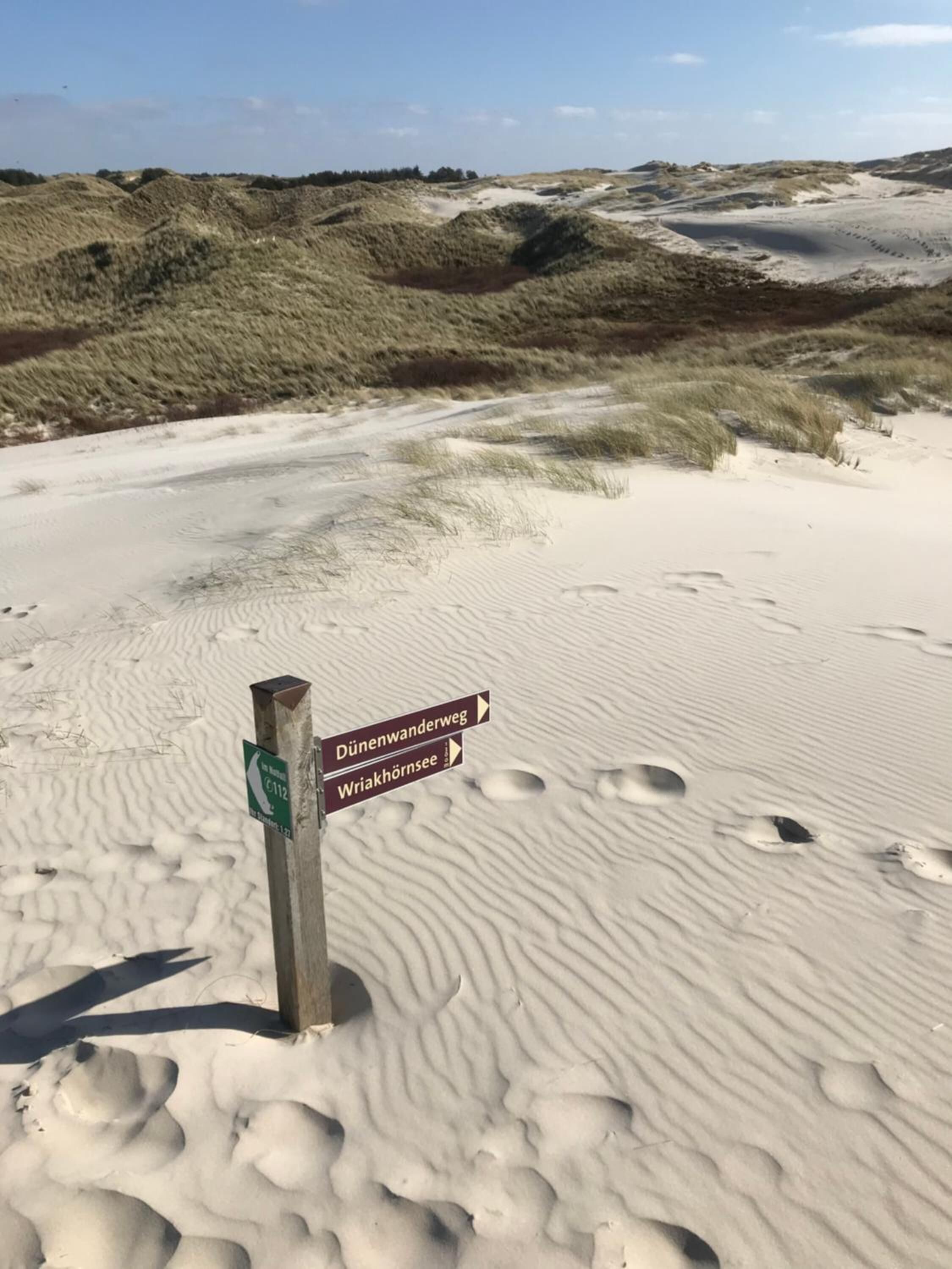 beach nearby, white sand, beach bar