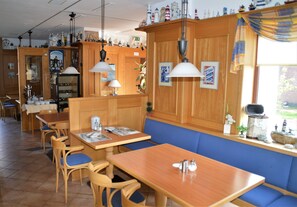 Free daily buffet breakfast  - Hotel Südstrand Amrum (Wittduen)