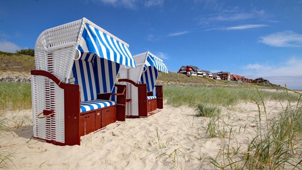 Nær stranden, hvit sand og strandbar