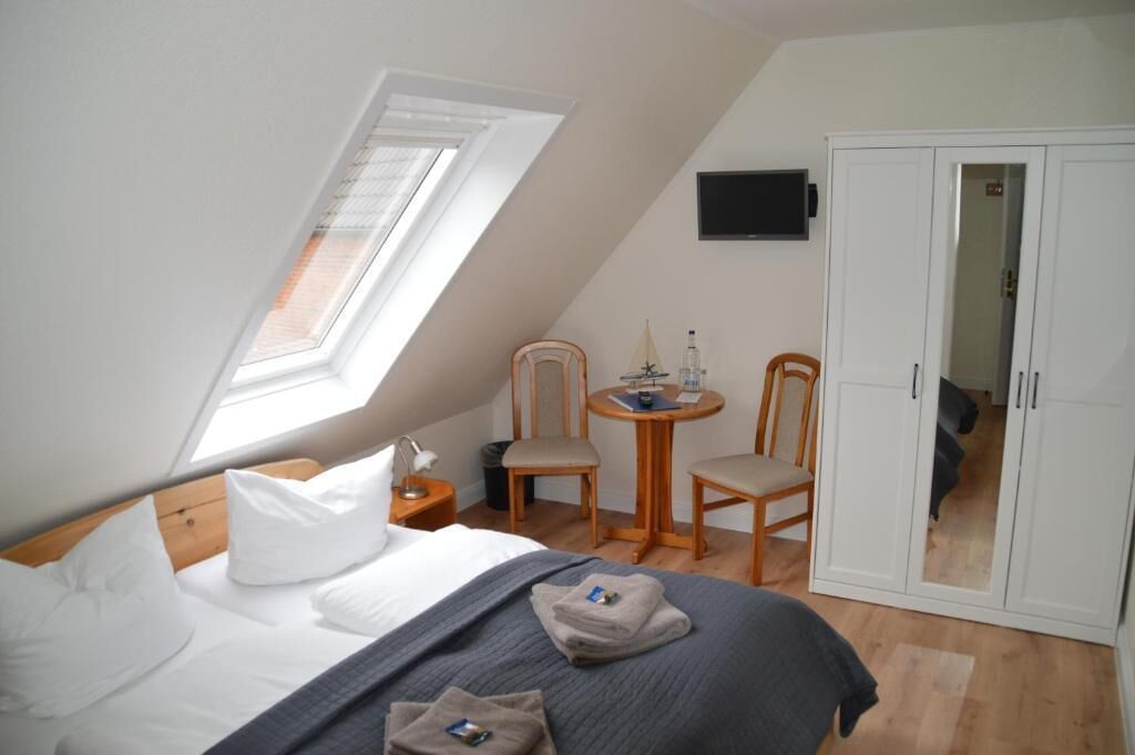 soundproofing, free wifi, bed sheets