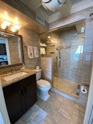 Douche, sèche-cheveux, serviettes fournies, papier toilette