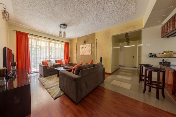 55-inch TV with satellite channels, Netflix, streaming services - Zanna Guests (Nairobi)