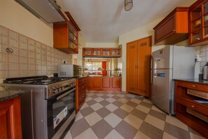 Refrigerador con freezer, microondas, horno, placa de cocina