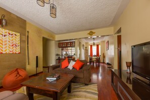 55-inch TV with satellite channels, Netflix, streaming services - Zanna Guests (Nairobi)