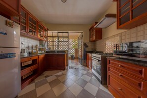 Full-size fridge, microwave, oven, stovetop - Zanna Guests (Nairobi)