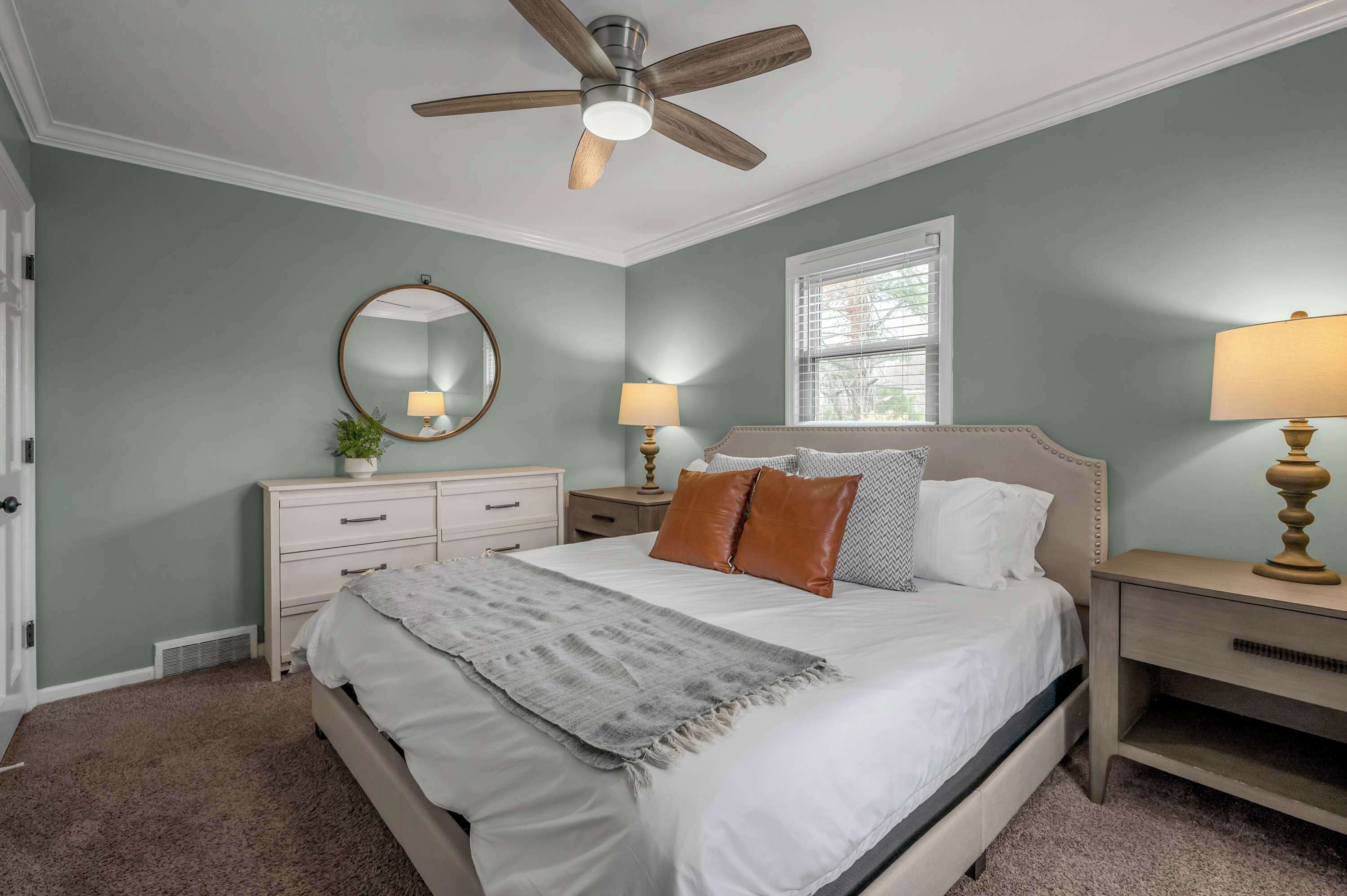 5 bedrooms, desk, iron/ironing board, travel crib