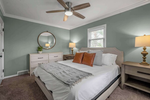 5 bedrooms, desk, iron/ironing board, travel cot