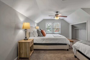 5 Schlafzimmer, Schreibtisch, Bügeleisen/Bügelbrett, Reisekinderbett