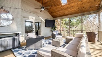 TV, fireplace, offices